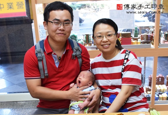 高寶寶(台中北區嬰兒寶寶滿月剃頭理髮、免費嬰兒剃胎毛儀式吉祥話)。中國風會場，爸媽寶貝免費穿「日中韓」古裝禮服。專業拍照、DVD光碟、證書。★購買「臍帶章、肚臍章、胎毛筆刷印章」贈送：剃頭、收涎、抓周，三選一。 2015.11.15 照片2
